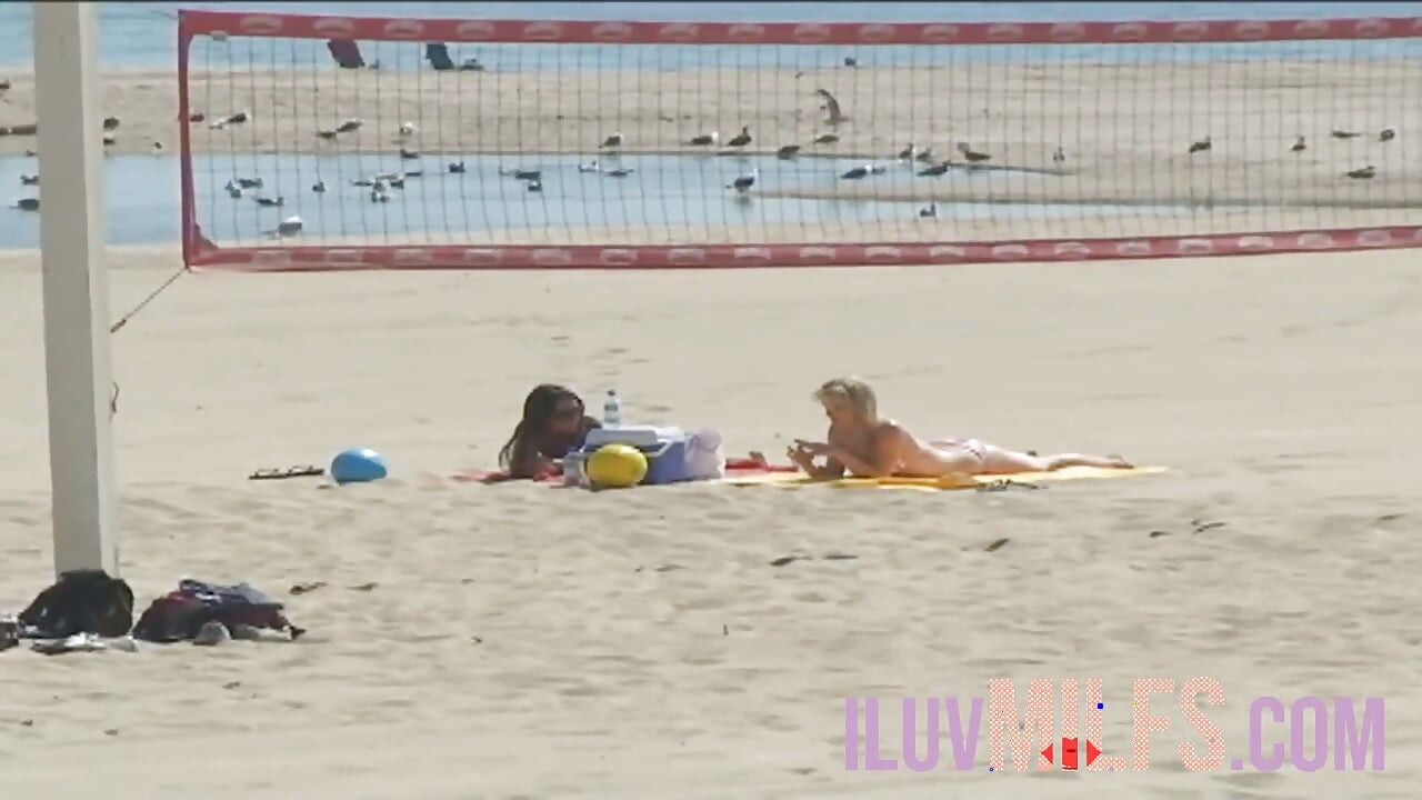 Schätzchen vom strand beim gruppensex spielen mit spielzeug