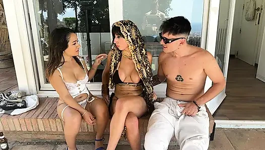 Тройничок в бассейне с пакистанкой и латиноамериканкой — Алия и Злоя Кукла