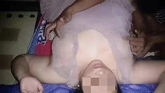 Mein Körper wurde schon lange nicht mehr berührt. Das macht meine Brustwarzen sehr empfindlich. Ich bin ein Faulpelz. Mein Herz gehört mir und will Vergnügen