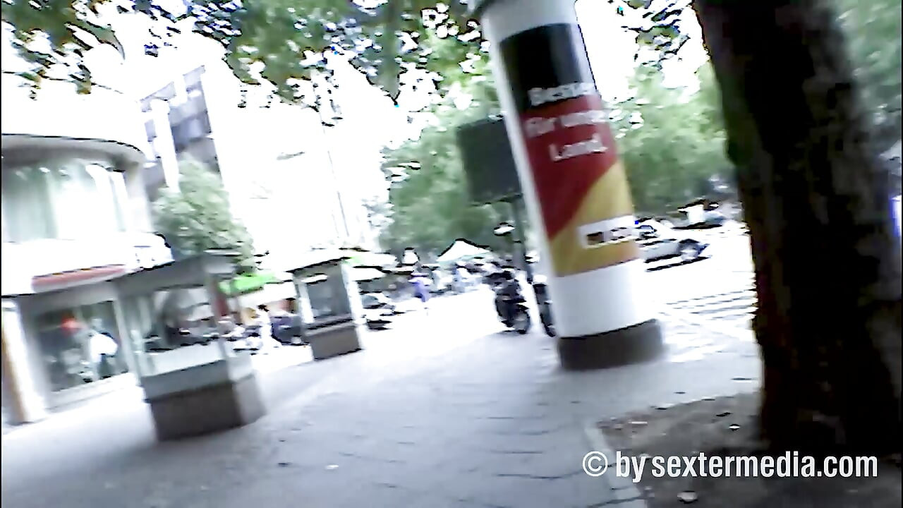 Berlin Ku'dammraser Azgın Kızı Sürükleyerek Götürüyor