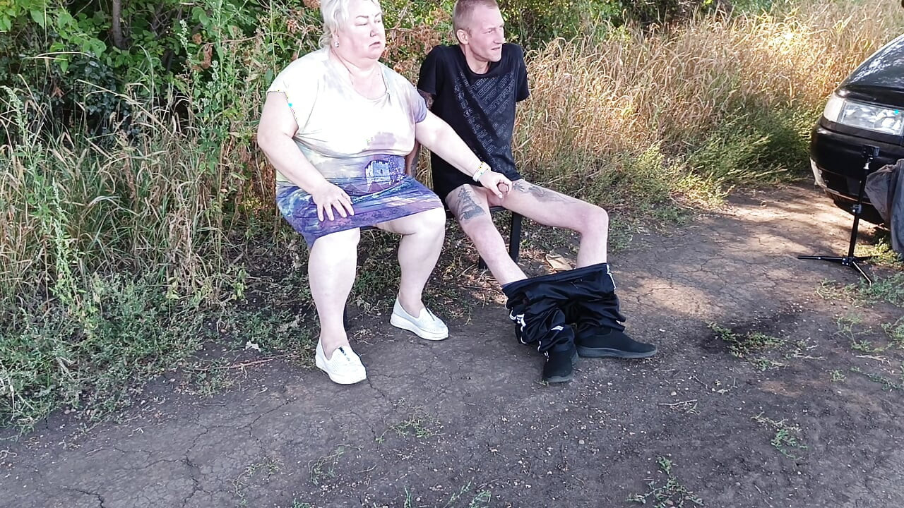 Susjed mi puši kurac u javnom parku na klupi dok ne svršim