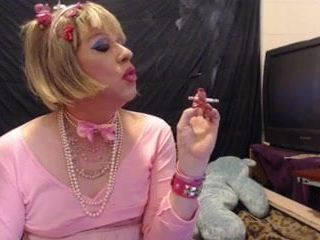 粉红色 tgirl 娃娃 吸烟 2