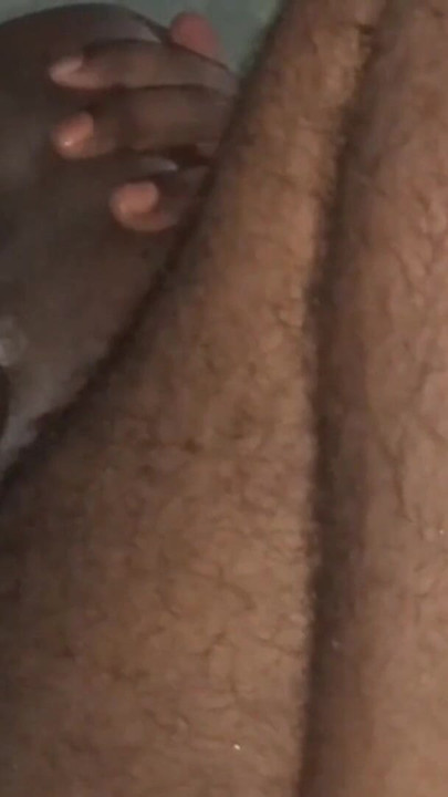 Dit is mijn negende video, tante zit op me en neukt me door op en neer te springen. | Clip 1