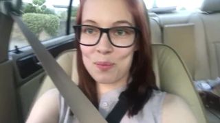 戴眼镜的女孩在她的车里放屁