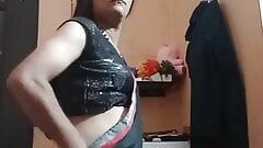 Shreya, travestie indienne, en sari noir
