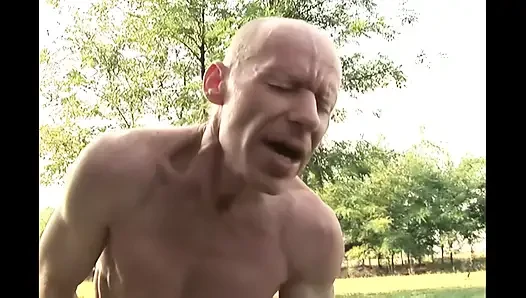 Gadis gemuk ini dientot habis-habisan sama kontol besar di padang rumput