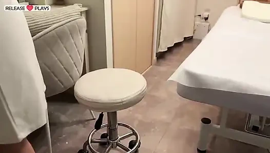 Fitnessstudio trifft Auf Überraschung, eine verheiratete Frau verwandelt einen einfachen Besuch in eine gefährliche Versuchung.