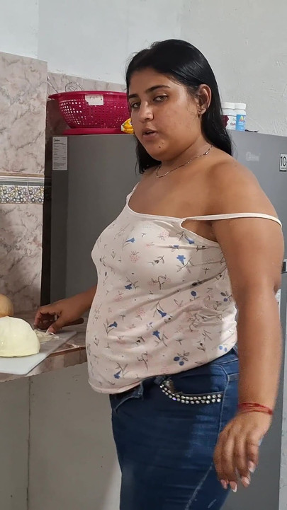 שמנה לטינית פנדורה מתפשטת ומציגה תלבושת