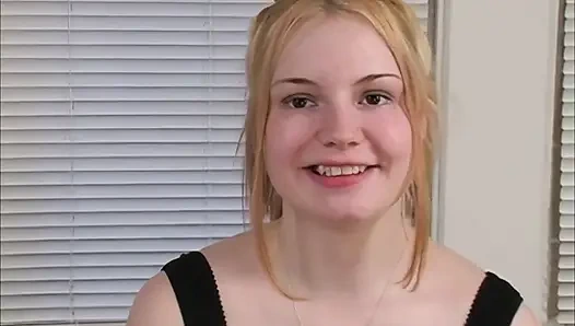 Çaresiz amatörler Tatiana Kush ve Shayla yarak emiyor ve güzel yüzlerine büyük bir boşalma alıyor