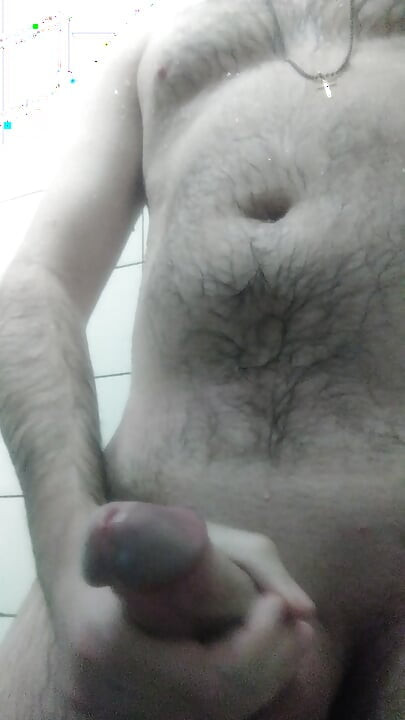 Pokazujem kurac u kupaonici.