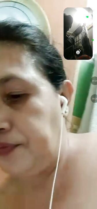 Ze neemt vanavond een bad. Ze vroeg me om een video call seks te doen omdat ze mijn lul mist