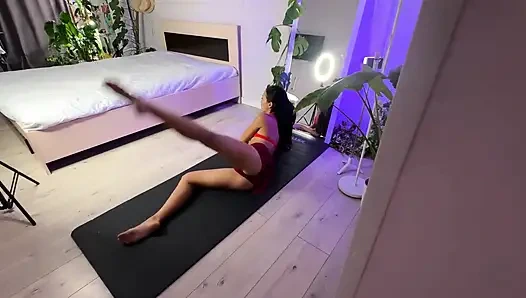 Meine Stiefschwester Hat Dehnübungen Gemacht. Ich Habe Geholfen, Alle Ihre Löcher Zu Dehnen