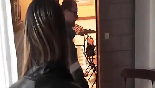 Olgun Bir Kişi Bile Cuckold Kocasının Önünde Sevişiyor