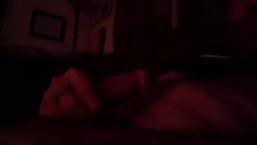 mum tarafından okşayarak şişman horoz
