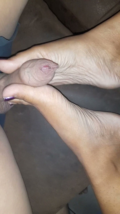 MILF indiana peituda a fazer footjob e chupada | Clip 2
