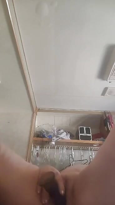 المنزل وحده في انتظار بعل.