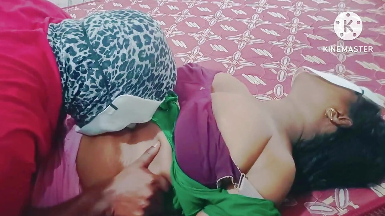 poshaak badalte samay apni naukraani par bos phir vah bahkaata hai aur use chodta hai - vah karaah rahi hai