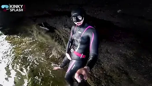 Неопреновый гидрокостюм и мастурбация в маске у моря