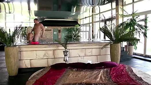 Tante semok ini dientot habis-habisan sama kontol besar sampai matanya merem melek