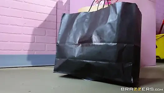 Brazzers - Johnny Castle fickt Noelle Eastons vernachlässigte saftige titten durch ein Gloryhole