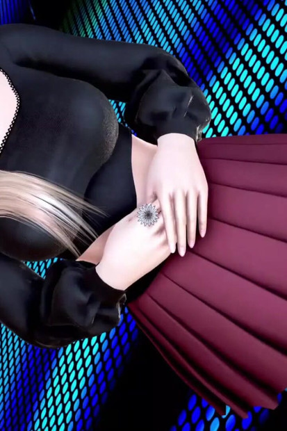 Η Naira δείχνει στον γκόμενο της το υγρό μουνί της στο εστιατόριο