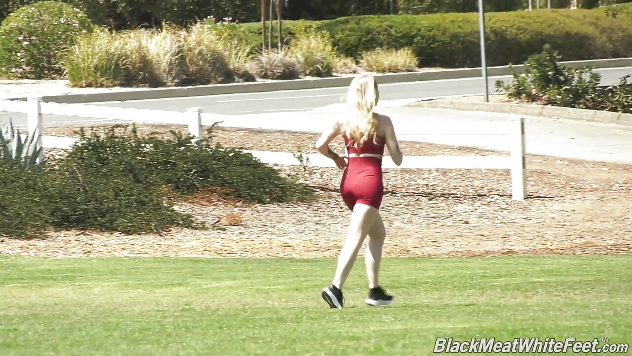 パリス・ホワイトは大きな黒いペニスによって足元に精液を浴びせる