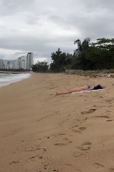 Gata posso gozar em seus peitos? - Mostrando pau na praia