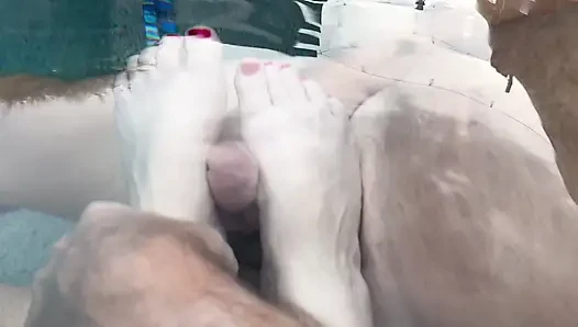 Footjob im pool mit unterwasser-abspritzen