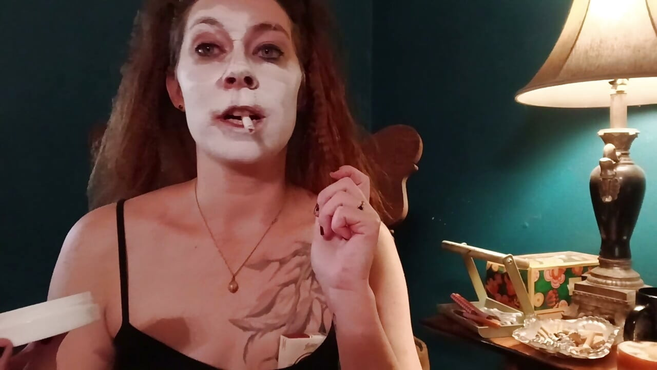 Trang điểm hề và fetish hút thuốc