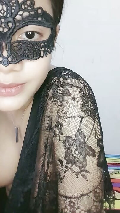 인도 미녀가 자위하며 스쿼트하는 장면