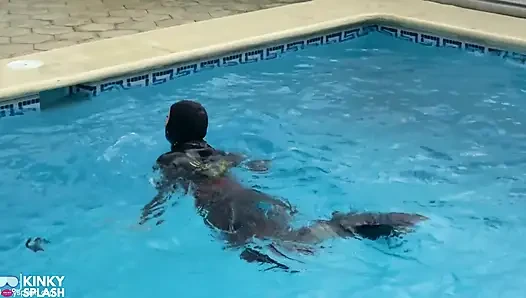 Wetsuit-bondage, meerjungfrau, rutschiger pool kink mit flossen, Seil und tiefem tauchen