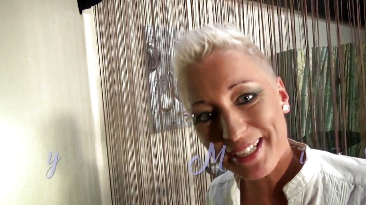 Tätowierte blondine wird an pOV befriedigt