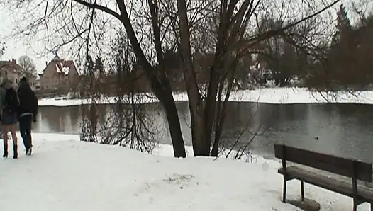 Красивая молодая блондинка трахает своего дедушку в снегу