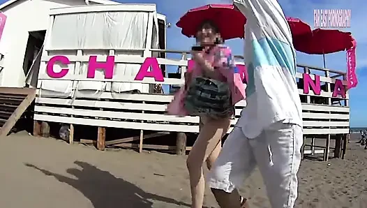 Wanita amatir dijemput di pantai -pt.1
