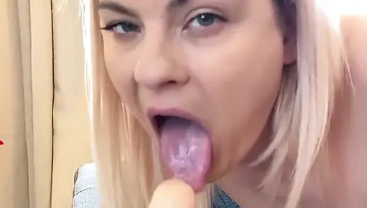 Я отсасываю дилдо влажный, а затем вставляю его в свою киску