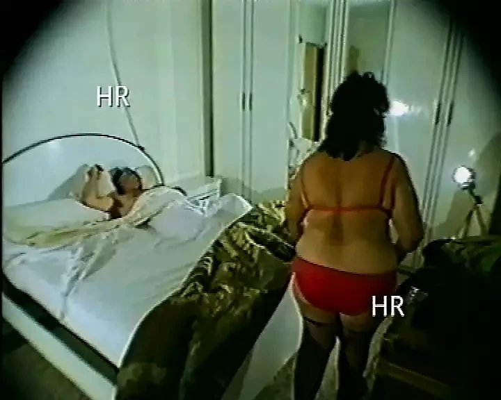 Gadis Italia dengan memek berbulu menikmati dua kontol keras - seks