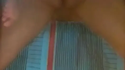 Evli sürtük iyi bir ateşli evli kadının olması gerektiği gibi küfür ediyor, inliyor ve yarak için yalvarıyor.