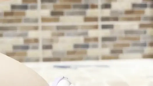 Genç kız, herkesin evden çıkıp verandaya çıkıp pembe vajinasını rahatlatmasını bekler.