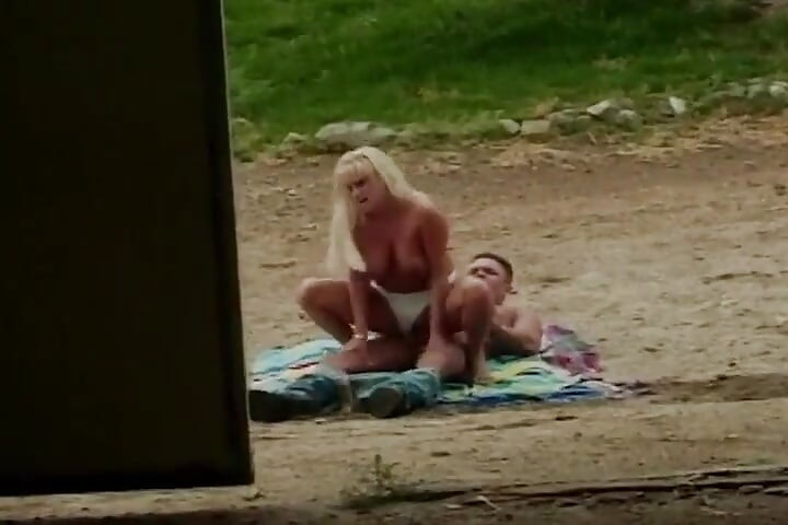 Büyük memeli sarışın orta yaşlı seksi kadın için büyük yüze boşalma