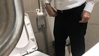 Подглядывать и шпионить за симпатичным офисным мужиком, писающим в туалете, наблюдая, как его хуй становится твердым и большим после писсинга