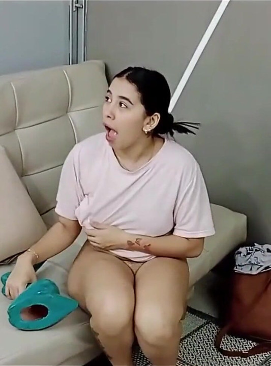 main ghar jaati hoon aur kaamuk sauteli beti ko uske dildo ke saath hastamaithun karte hue paata hoon - bhaag 1