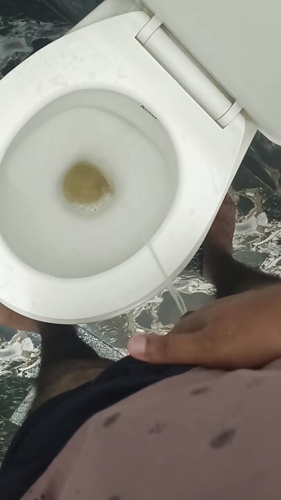 Avec moi, pisse nue, garçon sexy