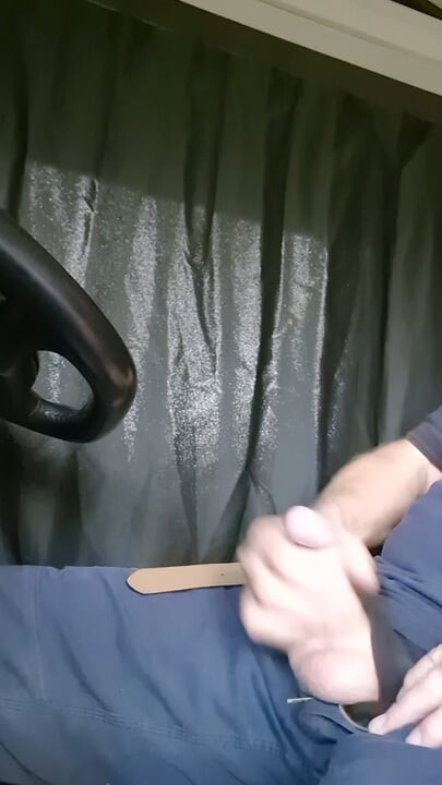 Ogroman mlaz sperme u mom kamionu.
