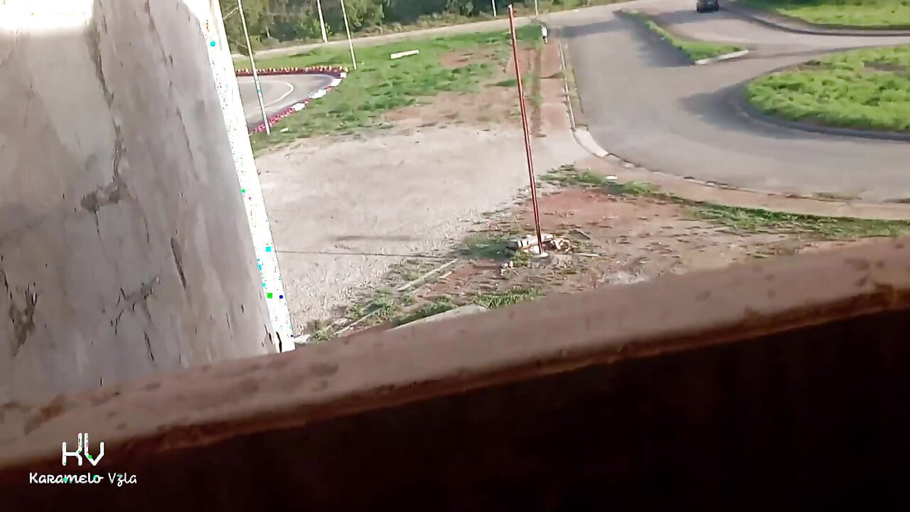 Wife Escapes to Give a Blowjob to the Worker of a Ruined Constructions