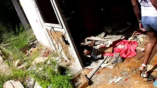 Coochie si gadis remaja kulit hitam dientot di tempat terbuka