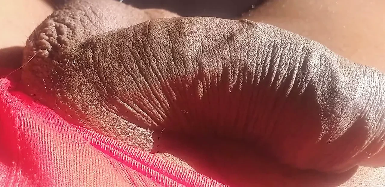 Tu peux voir qu'il y a des cheveux mariés sur ma bite, voir que des cheveux blonds, tu penses que c'est les siens ou les siens, voir tout