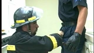 Un pompier baise le cul d'un policier gay puis lui éjacule sur les abdominaux