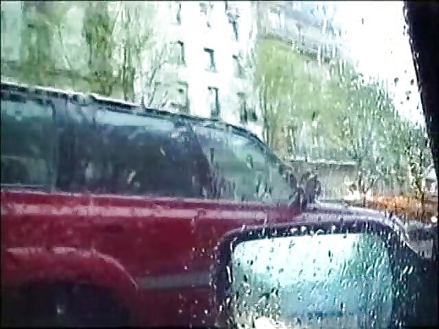 Ξανθιά με μεγάλα βυζιά παίρνει πίπα στο αυτοκίνητο