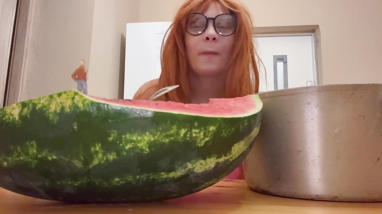 수박을 먹고 작은 의붓오빠가 거인 의붓여동생이 먹는 것을 지켜보는 동안 자이언트 의붓여동생은 정말 발정난다