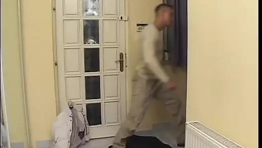 Сногсшибательная крошка-блондинка Sindy Silver наслаждается мокрыми сексуальными играми в ванной